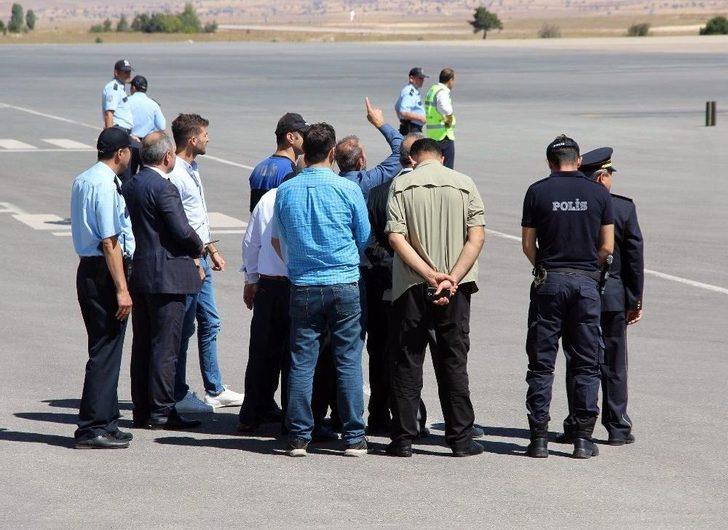 Şehidin Türk Bayrağına Sarılı Naaşı Memleketine Getirildi G3