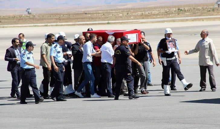 Şehidin Türk Bayrağına Sarılı Naaşı Memleketine Getirildi G5