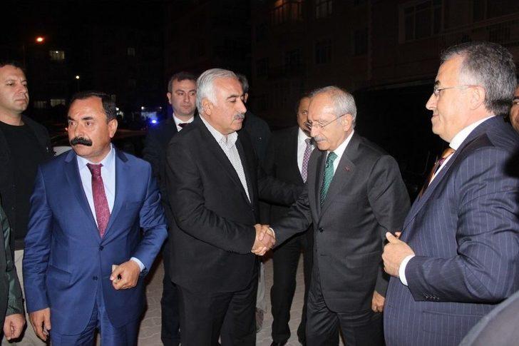 Kılıçdaroğlu Taziyeden Çıkarken Aşçıların Özçekim Israrını Kırmadı G1