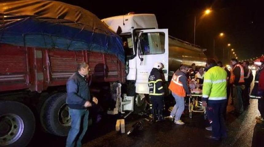 Kamyona Çarpan Tankerin Sürücüsü Yaralandı