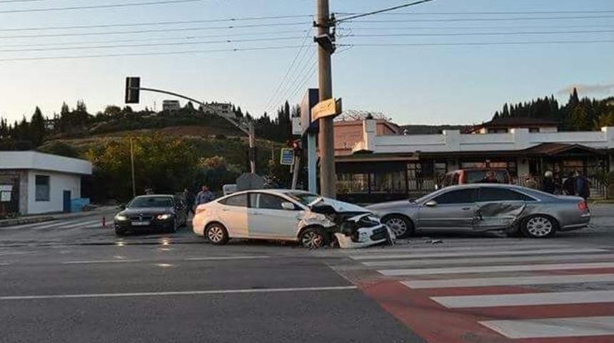 2 Araç Kafa Kafaya Çarpıştı: 2 Yaralı