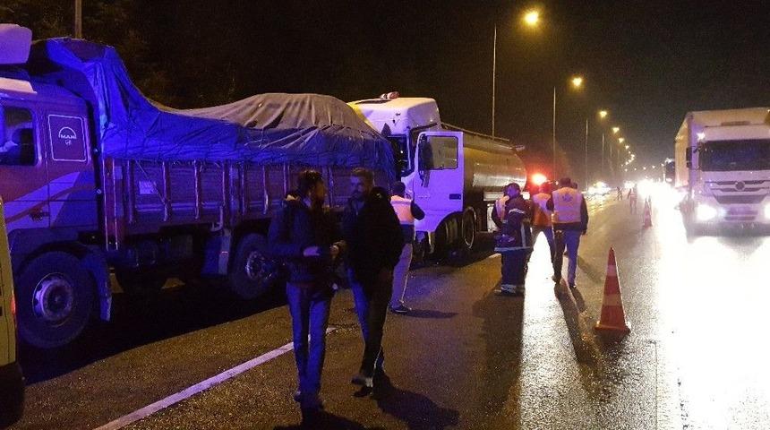 Tem Otoyolunda Tanker Tıra Arkadan Çarptı: 1 Yaralı