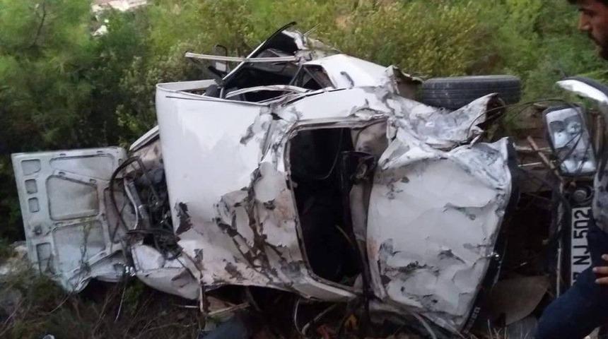 Otomobil U&ccedil;uruma Yuvarlandı: 2 &Ouml;l&uuml;, 2 Ağır Yaralı