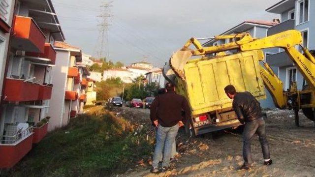 Kamyonu Devrilmekten Iş Makineleri Kurtardı