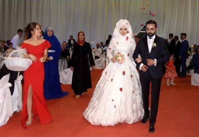 Ak Parti Genel Başkan Yardımcısı Ünal Nikah Şahidi Oldu