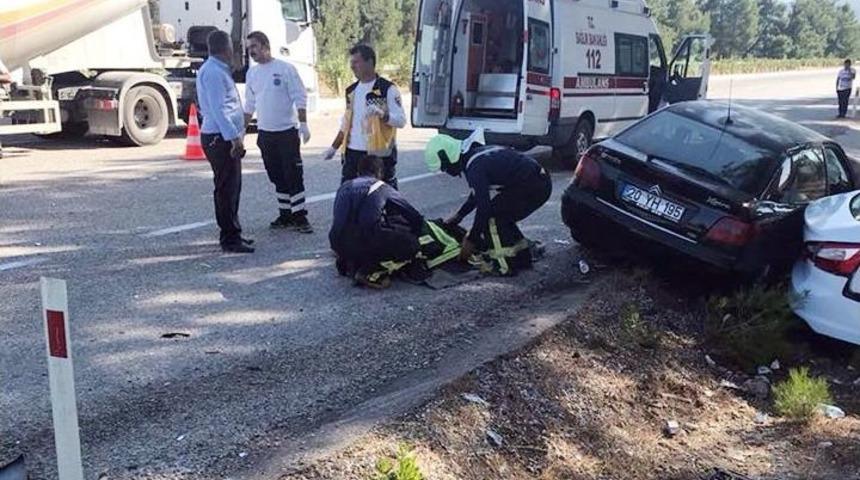 Denizli&rsquo;de Otomobiller &Ccedil;arpıştı: 2&rsquo;si Ağır, 4 Yaralı