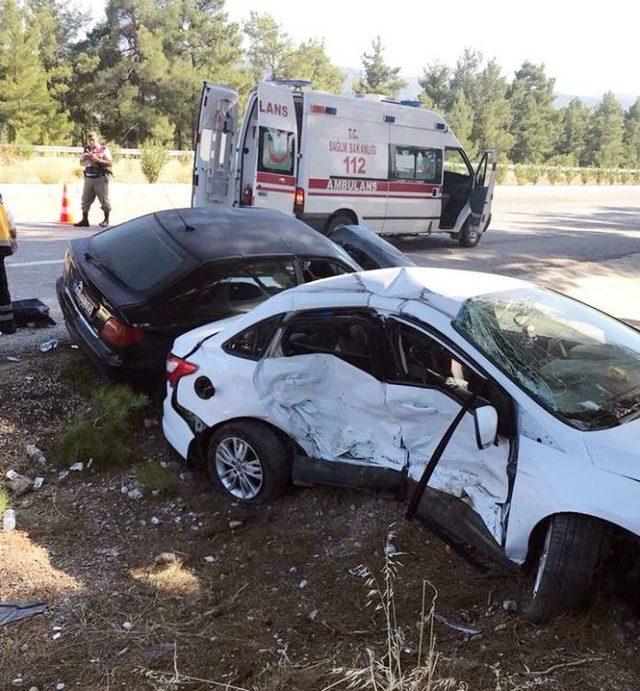 Denizli’de Otomobiller Çarpıştı: 2’si Ağır, 4 Yaralı