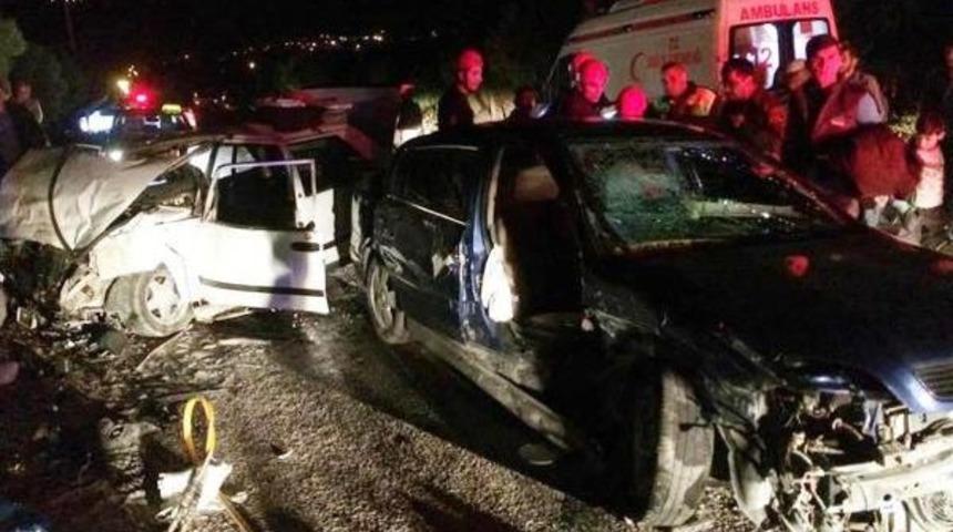 Denizli'de Iki Otomobil Çarpıştı: 7 Yaralı