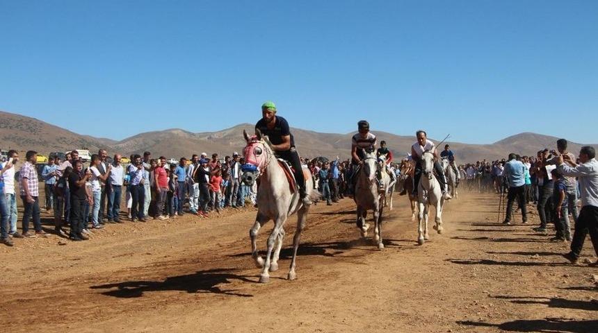 Karlıova&rsquo;da Geleneksel At Yarışları