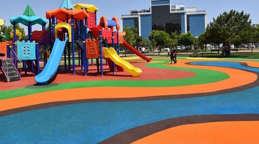 Sel&ccedil;uklu&rsquo;da &Ccedil;ocuk Parkları Renkleniyor