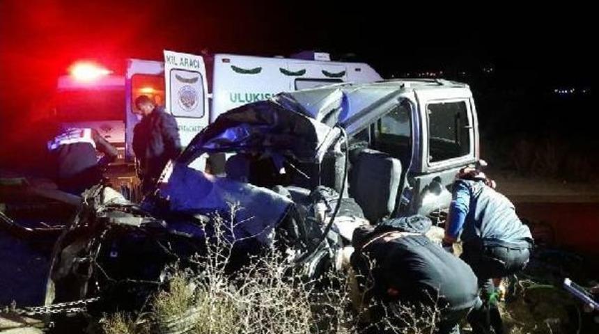 Hafif Ticari Ara&ccedil; Ile Tır &Ccedil;arpıştı: 3 &Ouml;l&uuml;