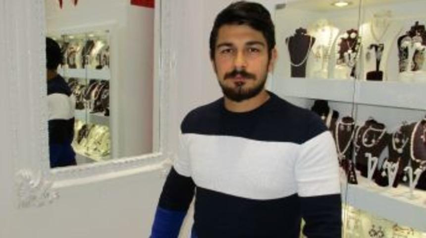 (&ouml;zel Haber) Kadık&ouml;y&rsquo;de M&uuml;şteri Kılığındaki Hırsız G&uuml;venlik Kamerasında