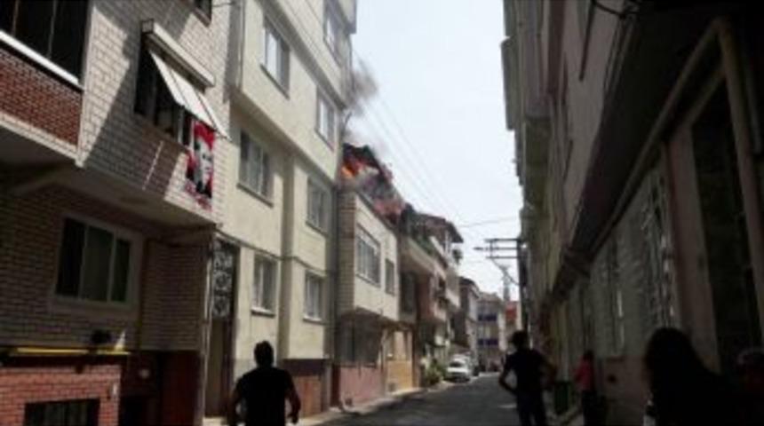 Alevlere Pencerelerinden Uzattıkları Hortumlarla M&uuml;dahale Ettiler