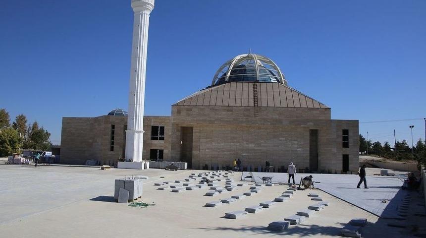Karaman&rsquo;da 2 Bin Kişinin Saf Tutabileceği Ahmet Yesevi Camisi&rsquo;nde &Ccedil;alışmalar S&uuml;r&uuml;yor