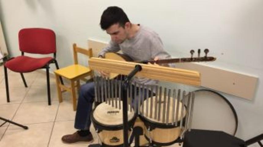 (&ouml;zel Haber) Otizmli Murat 10 Farklı Enstr&uuml;man &Ccedil;alıyor