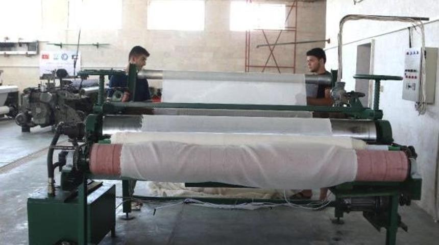 Suriye'deki Hastaneler I&ccedil;in 350 Metre Sargı Bezi &Uuml;retiyorlar