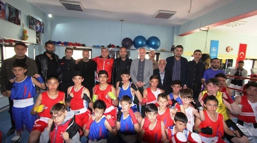 Bayburt Belediyesi Tuğra Boks Spor Kul&uuml;b&uuml;&rsquo;nde Dostluk Ma&ccedil;ı
