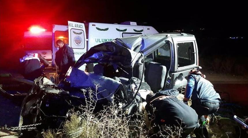 Hafif Ticari Ara&ccedil; Tırla &Ccedil;arpıştı: 3 &Ouml;l&uuml;