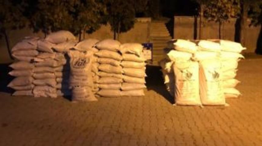 Van'da Kargo Şirketine Ait Bir Ara&ccedil;ta 2 Ton 160 Kilo&nbsp;Ka&ccedil;ak &Ccedil;ay Ele Ge&ccedil;irildi
