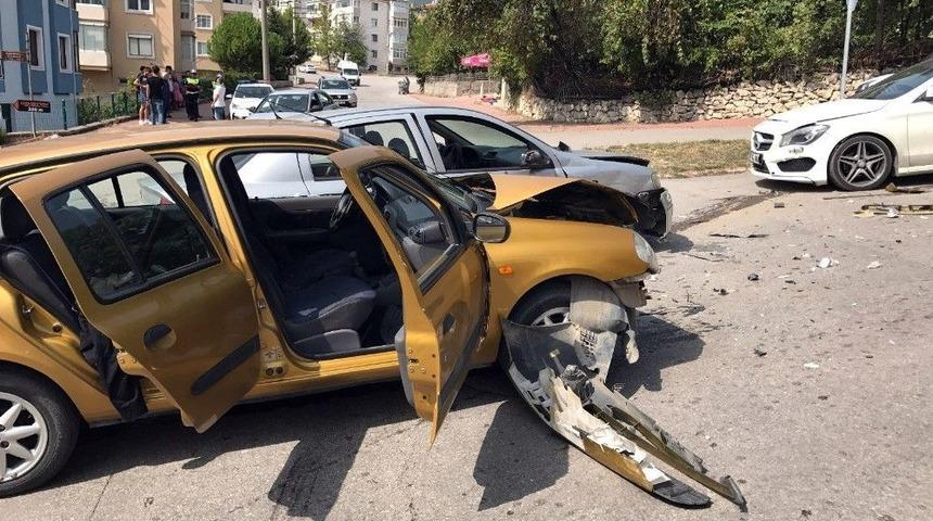 Karab&uuml;k&rsquo;te Zincirleme Trafik Kazası: 2 Yaralı