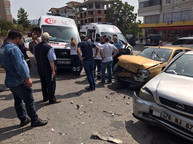 Karabük’te Zincirleme Trafik Kazası: 2 Yaralı