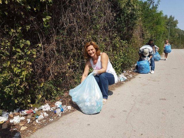 Gönüllüler Bu Kez De Gurbetçilerin Çöplerini Temizledi