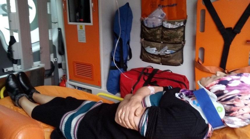 Tem Otoyolunda Midib&uuml;sle Otomobil &Ccedil;arpıştı: 3 Yaralı