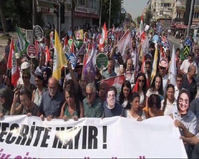 Polis Ve Miting Katılımcıları Arasında 