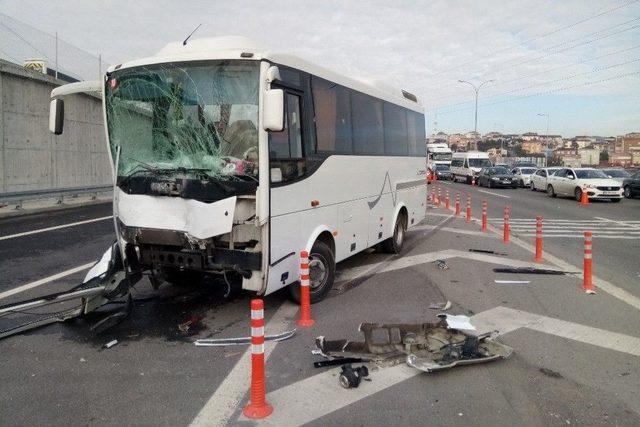 Tem Otoyolunda Midibüsle Otomobil Çarpıştı: 3 Yaralı