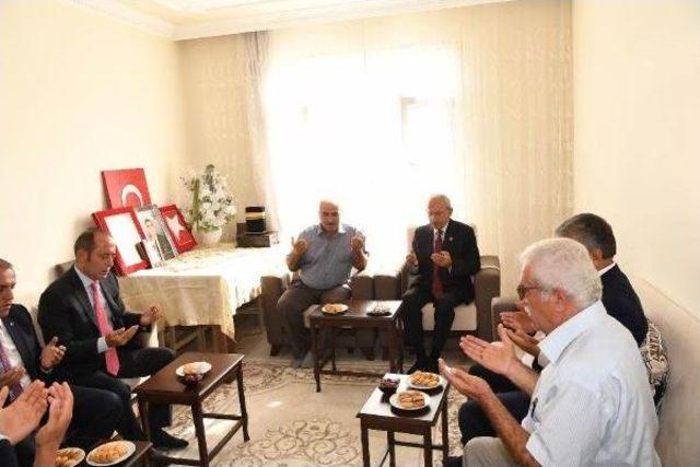 Kılı&ccedil;daroğlu ndan Şehit Ailesine Taziye Ziyareti 1