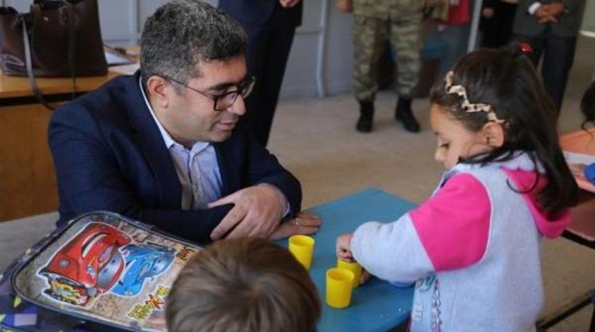 Kaymakam Okul Servislerini Denetledi, Öğrencilere Tablet Dağıttı