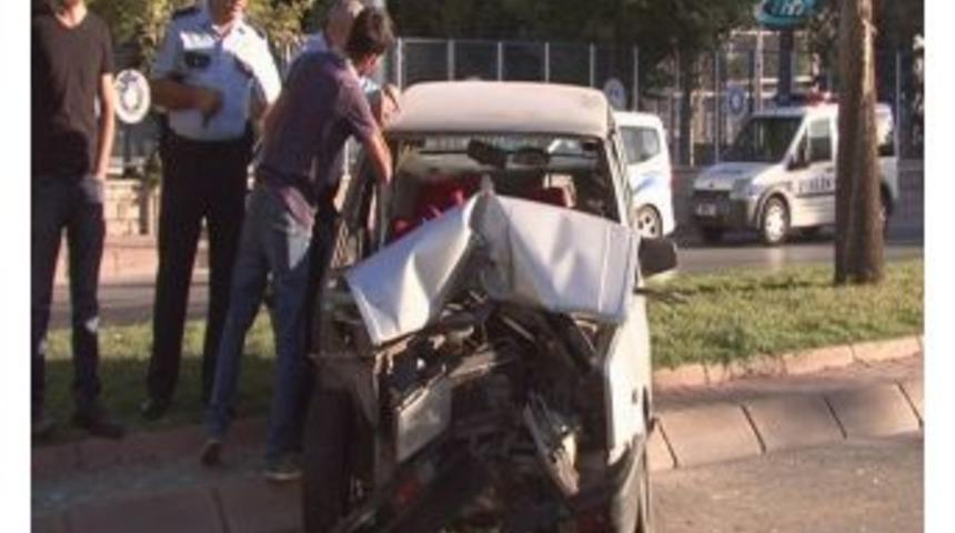 Direksiyon Hakimiyeti Kaybolan Otomobil Ağaca &Ccedil;arptı