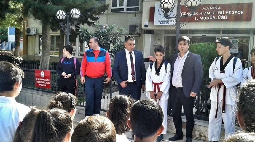 Gen&ccedil; Sporcular Manisa Kitap Fuarı&rsquo;nda