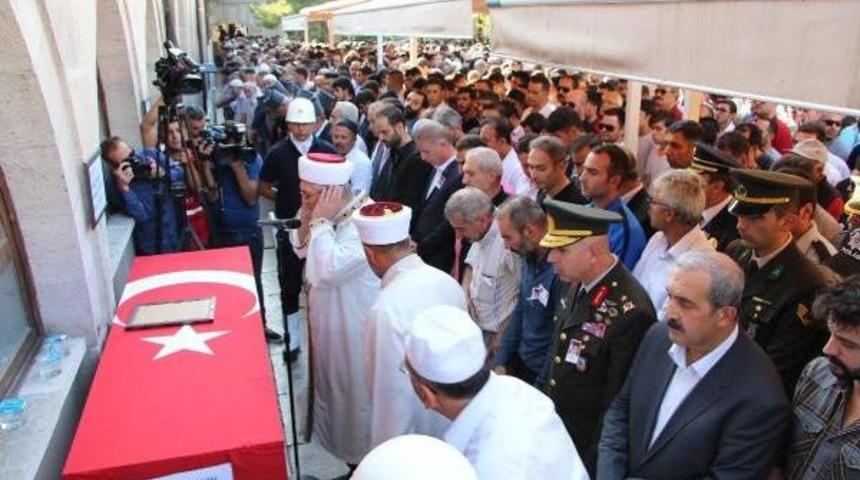 Şehit Polis Adnan Saka'nın Cenazesi Memleketi Sivas'a Getirildi (2)