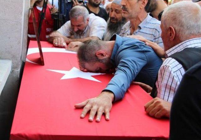 Şehit Polis Adnan Saka'nın Cenazesi Memleketi Sivas'a Getirildi (2)