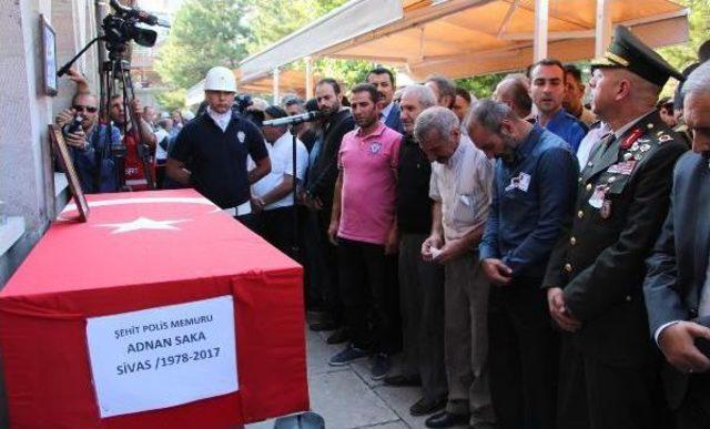 Şehit Polis Adnan Saka'nın Cenazesi Memleketi Sivas'a Getirildi (2)