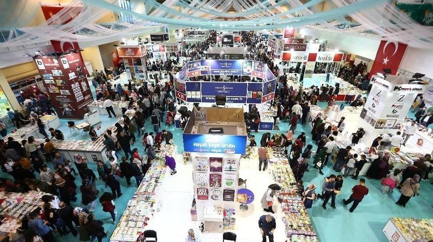 Kitap Fuarını İlk G&uuml;nde 50 Bin Kişi Ziyaret Etti