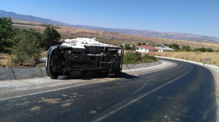 Saman Y&uuml;kl&uuml; Pikap Devrildi
