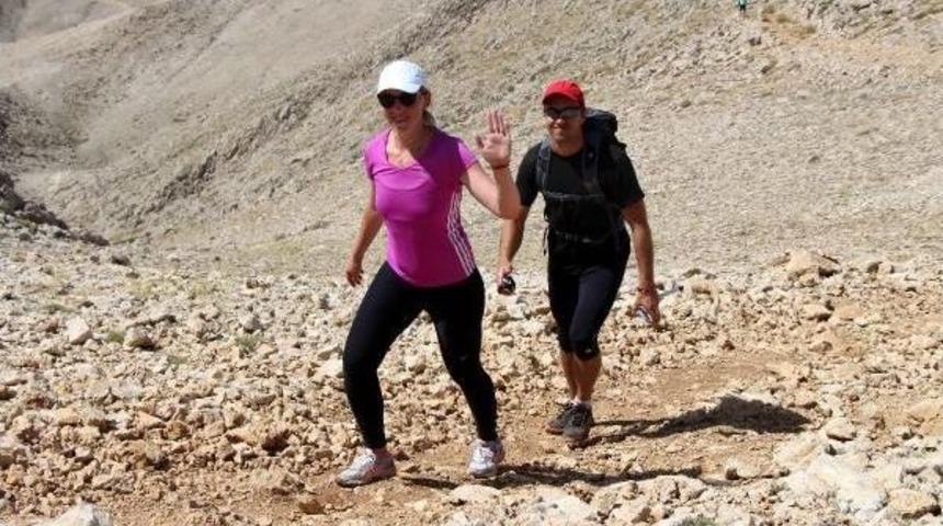 Rusya Ve Ukrayna Barışı I&ccedil;in 2365 Metrelik Zirveye Y&uuml;r&uuml;d&uuml;ler