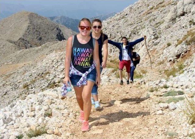 Rusya Ve Ukrayna Barışı I&ccedil;in 2365 Metrelik Zirveye Y&uuml;r&uuml;d&uuml;ler 1