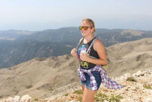 Rusya Ve Ukrayna Barışı I&ccedil;in 2365 Metrelik Zirveye Y&uuml;r&uuml;d&uuml;ler 2