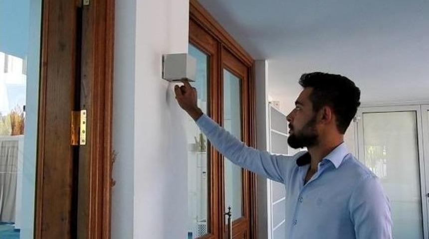 &Ccedil;eşme'de Camiden Hırsızlık G&uuml;venlik Kamerasında