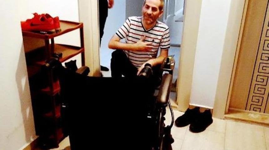 Ms Hastasına Eski Iş Arkadaşları Ak&uuml;l&uuml; Sandalye Hediye Etti