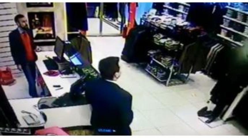 Yolunu Şaşıran Kedi Mağazaya Çatıdan Girdi