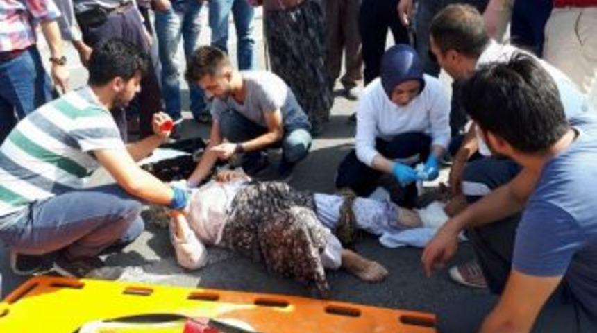 Otomobilin &Ccedil;arptığı Yaşlı Kadın Ağır Yaralandı