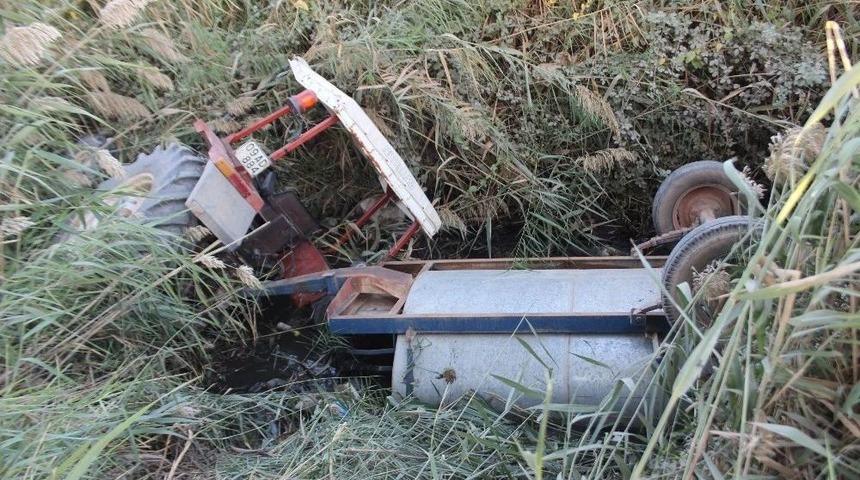 Traktör Kurutma Kanalına Düştü, Baba İle Oğlu Ölümden Döndü