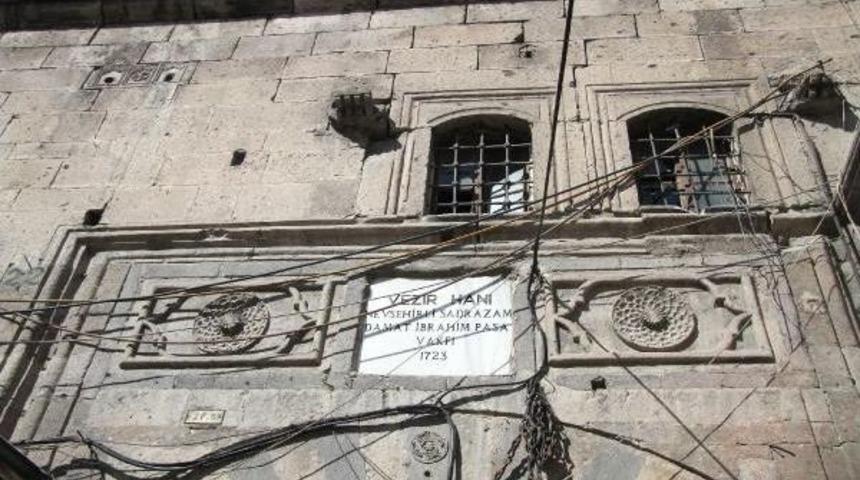 Tarihi Han, Kablolardan G&ouml;r&uuml;nmez Durumda