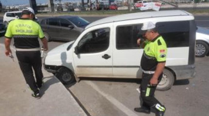 Epilepsi N&ouml;beti Ge&ccedil;iren S&uuml;r&uuml;c&uuml; Kaza Yaptı: 1 Yaralı