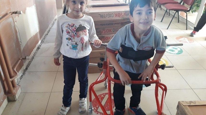 Y&uuml;r&uuml;me Engelli Minik Barış&rsquo;a El Ayak Oldular