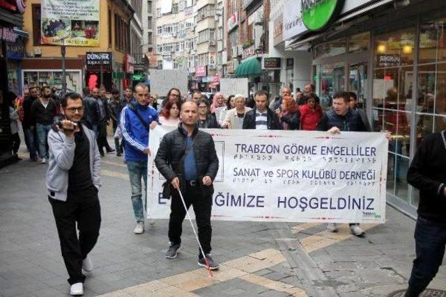 Trabzon’Da Görme Engellilerden Farkındalık Yürüyüşü